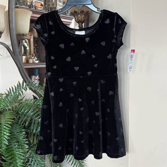 Brand New Wonder Kids Black Velvet Heart Short Sleeved Dress Scoop Neck Flare - Picture 8 of 8